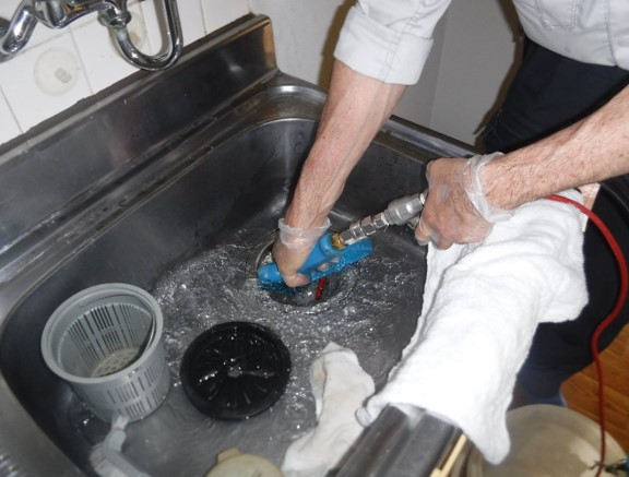 マンションの排水管詰まりを即日解決！キッチン・トイレのトラブル対応