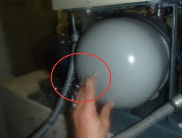 貯水槽の定期清掃で発見！給水ポンプユニットの圧力タンクの不具合を早期対応し、給水トラブルを未然に防止